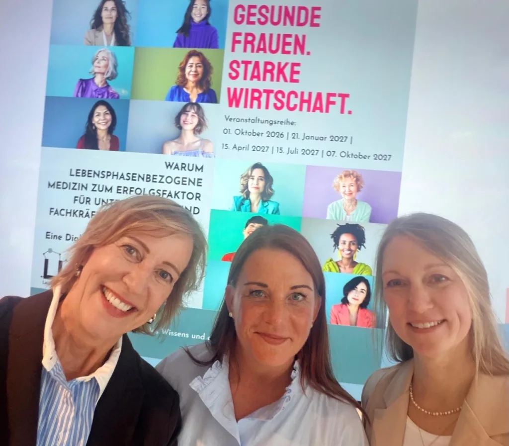 Kerstin Abraham, Dr. Kathrin Batzill und Pola Jungmann vor dem Plakat der Reihe „Gesunde Frauen. Starke Wirtschaft.“