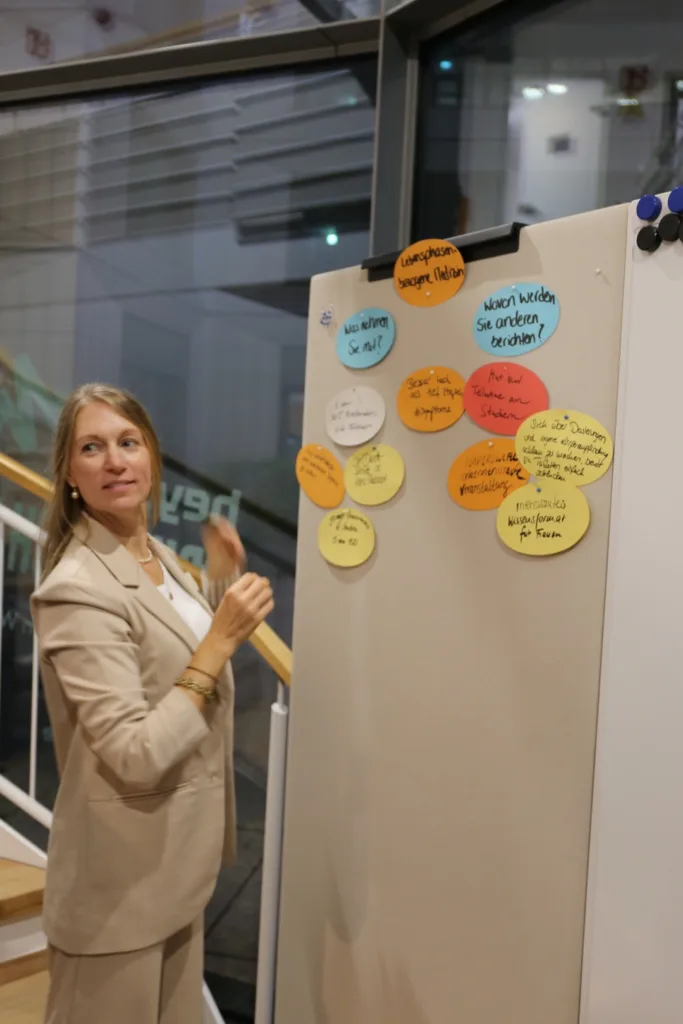 Eine Teilnehmerin am Ideenboard